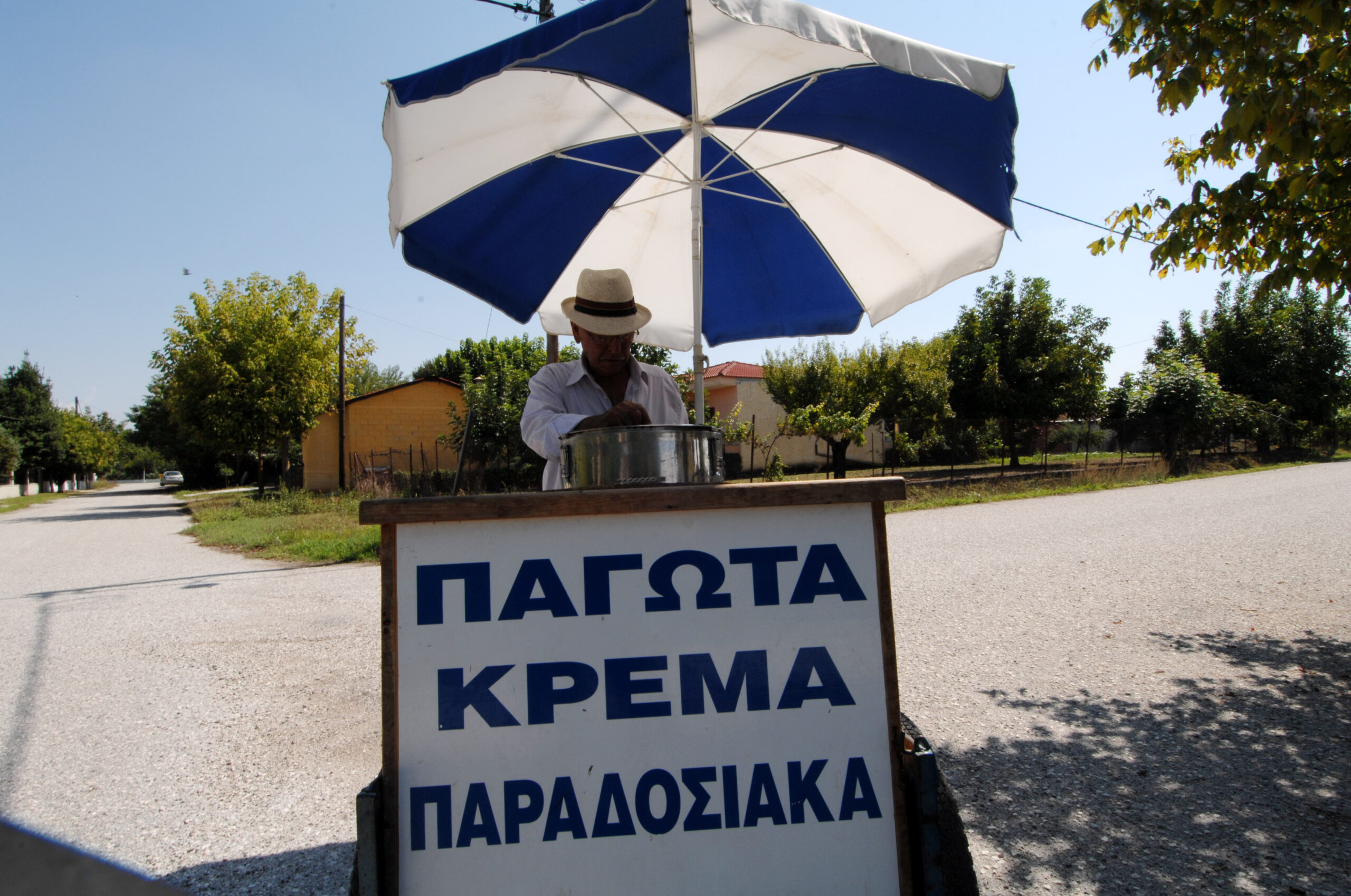 Παγωτατζης με παραδοσιακό παγωτό