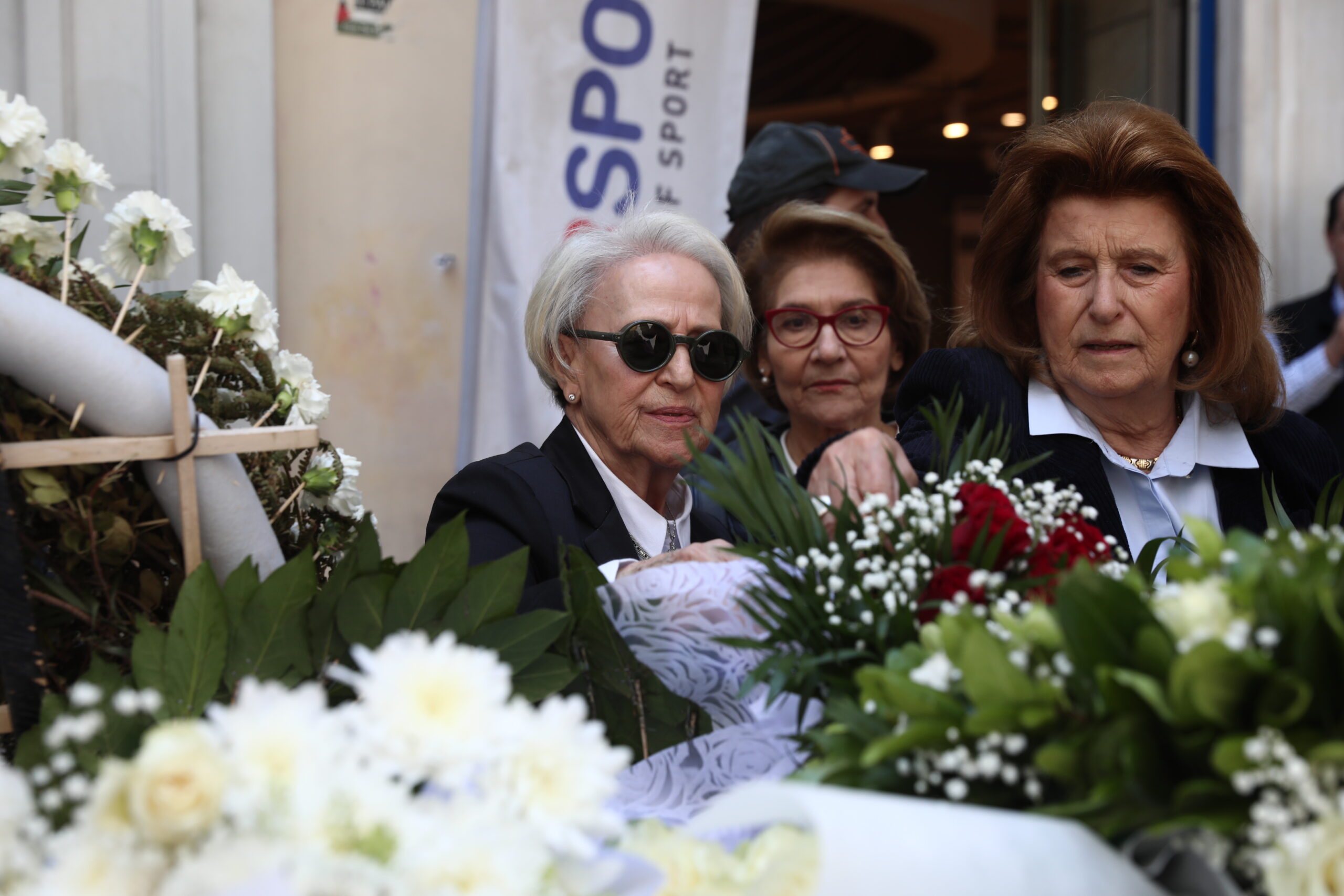 16 χρόνια από την τραγωδία της Μαρφίν: Η μητέρα της Αγγελικής Παπαθανασοπούλου, η επιζώσα Μαρία Καραγιάννη, συγγενείς και πολίτες αφήνουν λουλούδια