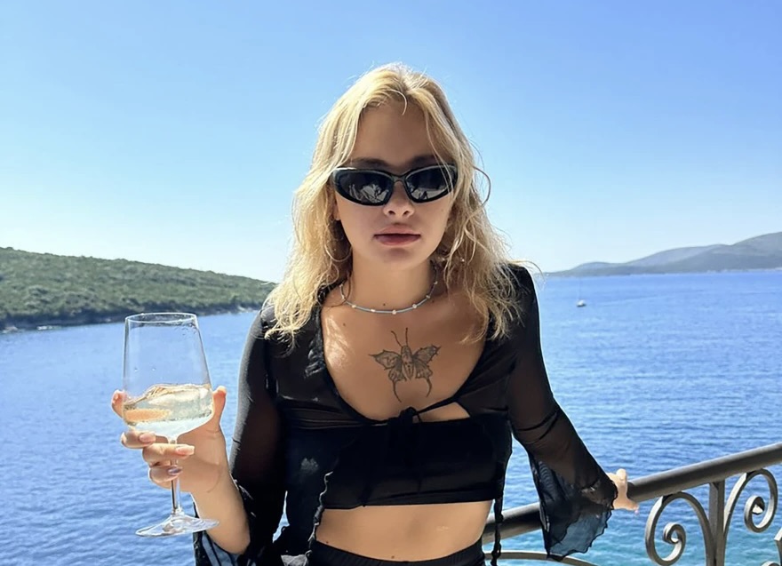 «Δεν θα επιστρέψω ποτέ στο Ντουμπάι»: Η 21χρονη που βρέθηκε ετοιμοθάνατη μιλά για την επίθεση, τα χειρουργεία και τα… porta potty