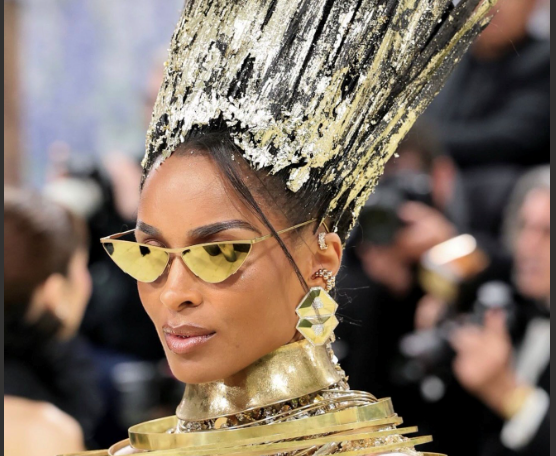 Met Gala 2026: Όταν η τέχνη του μετάλλου συνάντησε τη θηλυκότητα  δια χειρός Celia Kritharioti!