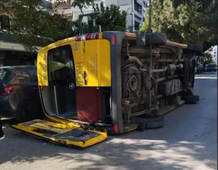 Παλαιό Φάληρο: Ανατράπηκε σχολικό λεωφορείο μετά από σύγκρουση με ΙΧ – Σώοι οι μαθητές