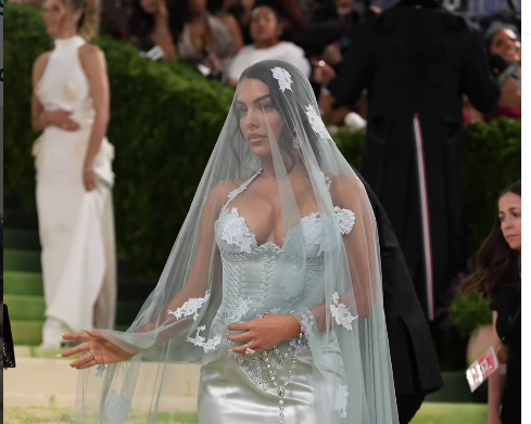 Η Georgina Rodríguez αιφνιδιάζει με νυφικό look πριν τον γάμο της με τον Cristiano Ronaldo