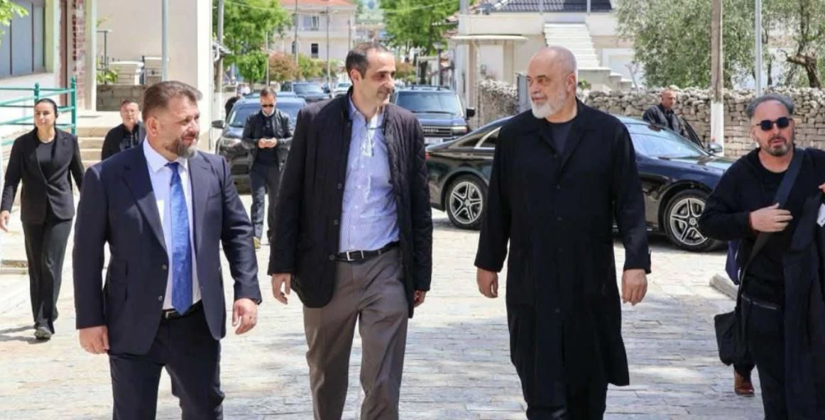 Στη Δερβιτσάνη της Βορείου Ηπείρου ο Γρηγόρης Δημητριάδης συνοδευόμενος από τον Έντι Ράμα