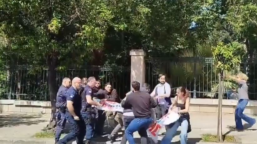 Ένταση ανάμεσα σε φοιτητές και αστυνομία έξω από το Μαξίμου – «Να ακυρωθεί η αναθεώρηση του άρθρου 16» (Βίντεο)