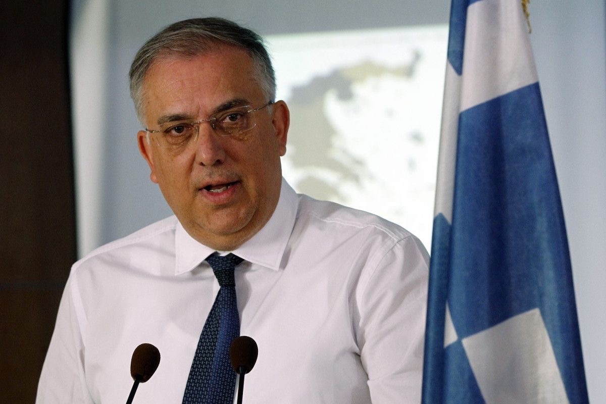 Θεοδωρικάκος για πλαφόν στις χρεώσεις των δανείων – Τι προβλέπει το νομοσχέδιο για κάρτες και καταναλωτικά