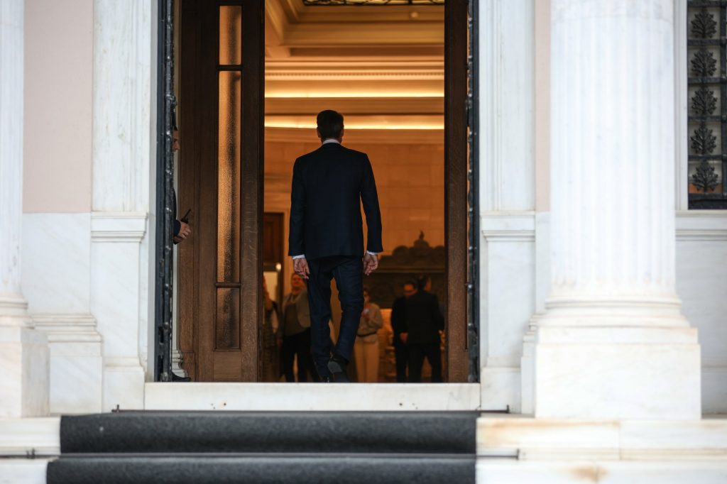 Αντιπολίτευση κατά Μητσοτάκη: Σφοδρές αντιδράσεις για στεγαστικό, ακρίβεια, υποκλοπές και ΟΠΕΚΕΠΕ
