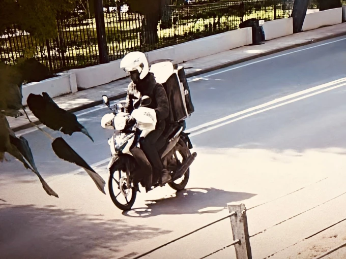 Σοκάρουν τα θύματα του Πακιστανού ντελιβερά στην Κηφισιά – Ποινική δίωξη για επιθέσεις με πέτρες (Βίντεο)