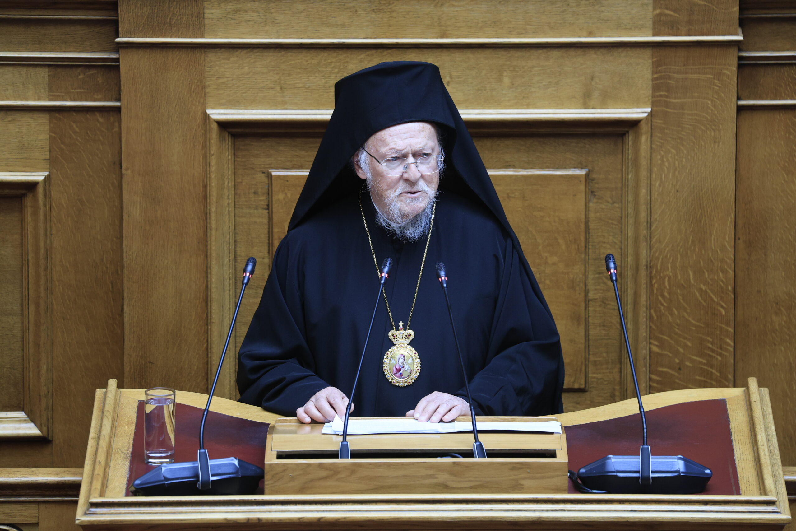 Η ιστορική ομιλία του Οικουμενικού Πατριάρχη Βαρθολομαίου στη Βουλή: «Η ειρήνη ήταν πάντοτε κατάκτηση, ποτέ αυτονόητη» (Βίντεο)