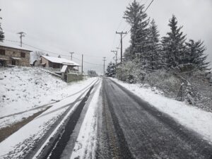 Χιόνια σε Παρνασσό, Σέλι, Ορεινή Κορινθία – Θερμοκρασίες χειμώνα μέσα στον Μάιο (Βίντεο)