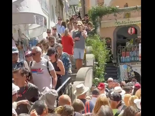 Σκηνές «ασφυξίας» από τον υπερτουρισμό στην Ιταλία – «Φράκαραν» στα σοκάκια του Ποζιτάνο (Βίντεο)