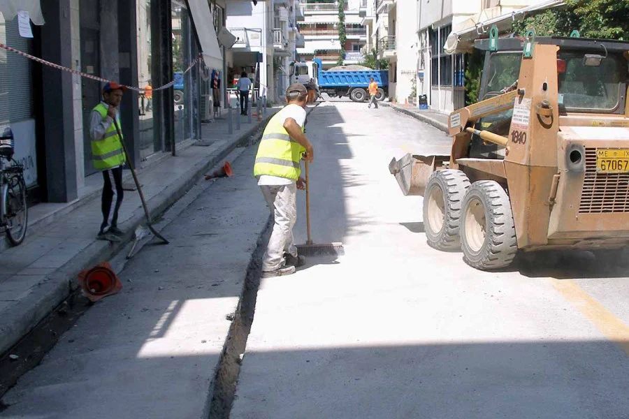 Ζάκυνθος: Εργαζόμενη πέφτει με δίκυκλο σε ακάλυπτη τάφρο οπτικής ίνας (Βίντεο)