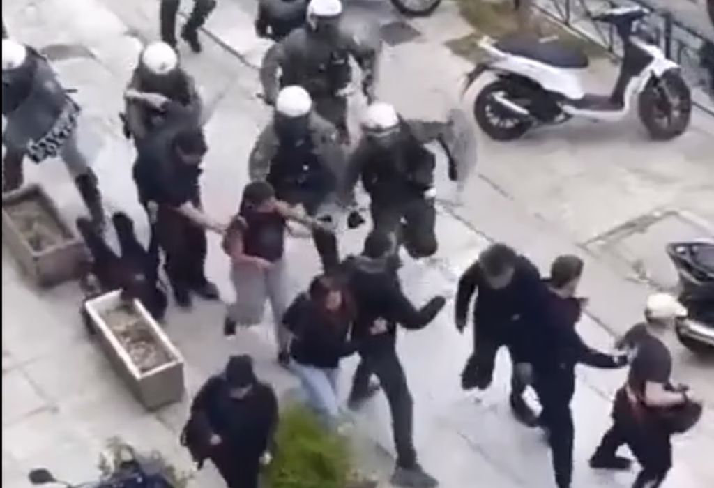 ΕΛ.ΑΣ.: Απομακρύνεται η διμοιρία των ΜΑΤ για τον τραυματισμό διαδηλώτριας σε ζαρντινιέρα (Βίντεο)