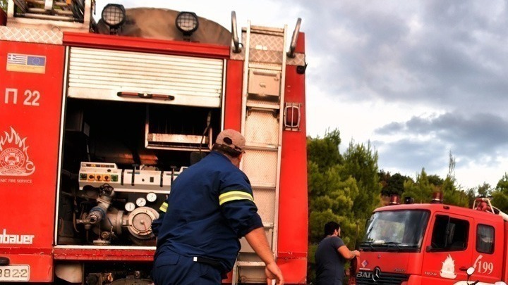 Καίγεται οινοποιείο στη Μαρκόπουλο